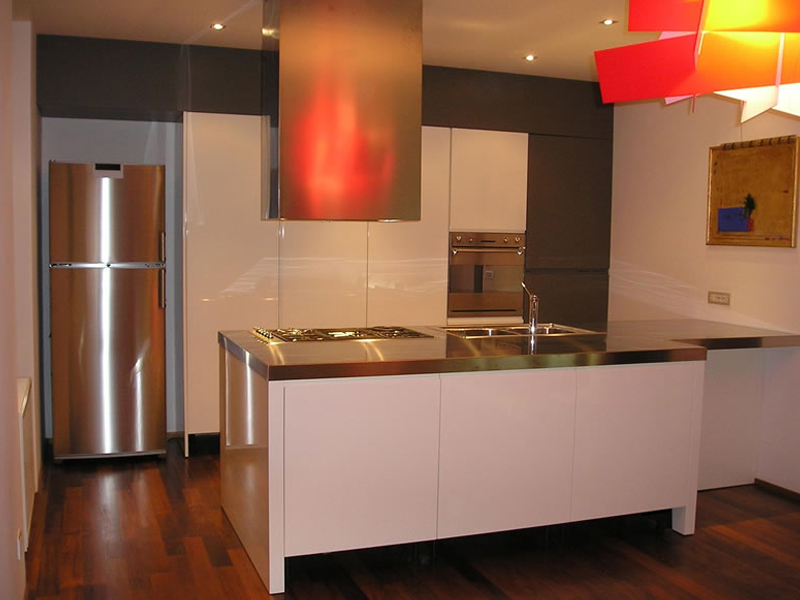 Lacquered kitchen with island
