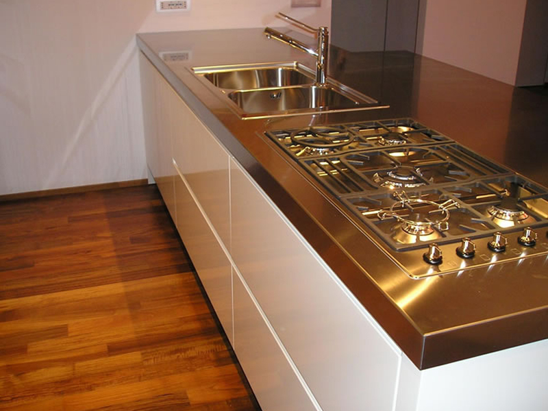 Lacquered kitchen with island