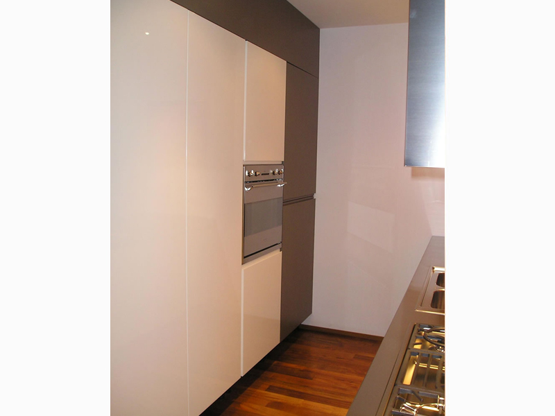 Lacquered kitchen with island