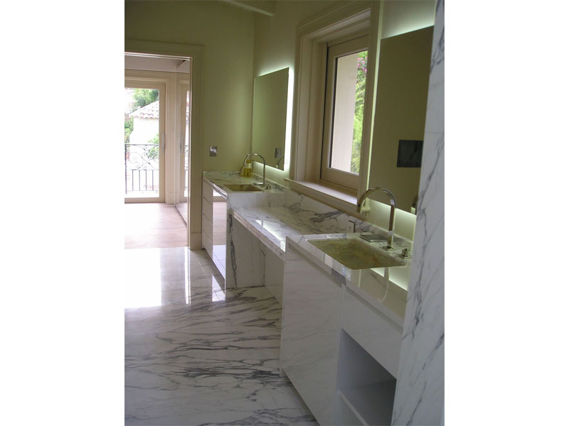 Furnishings of a home on the Costa Azzurra – Bathing area