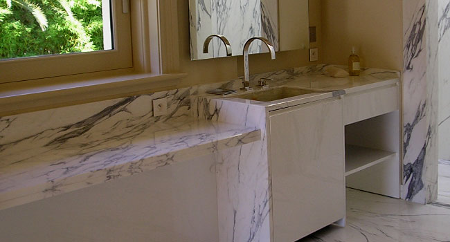 Kitchen cabinets in grey high-gloss lacquer