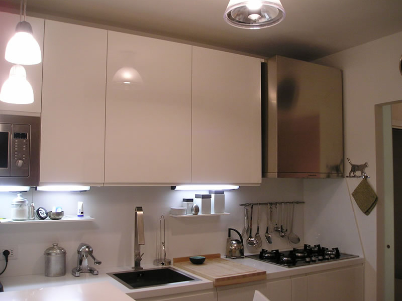 Cucina laccata con top in Corian