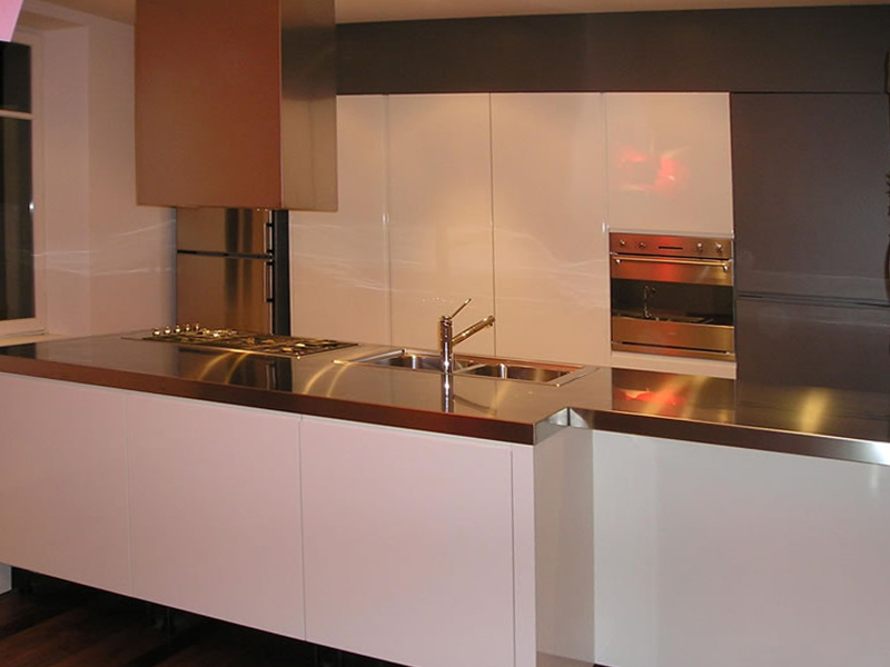 Cucina laccata su misura con isola