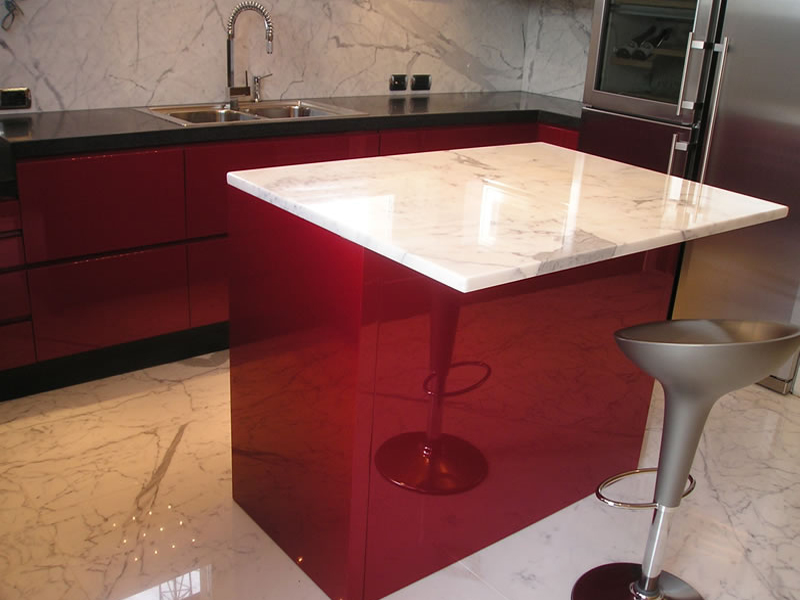 Cucina laccata lucida con isola e top in marmo