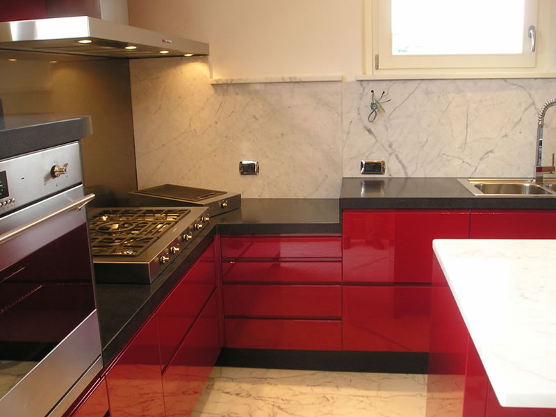 Cucina laccata lucida con isola e top in marmo
